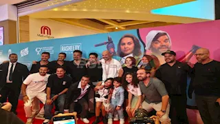 أبطال وصناع فيلم "ماما وبابا" يلتقطون صورًا تذكارية من العرض الخاص