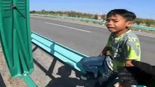 رجل يعاقب ابنه بطريقة غير متوقعة.. هذا ما حدث (صور)