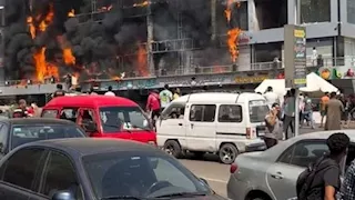 "النار مسكت في محل بويات".. تفاصيل إصابة عاملين في حريق مول بأكتوبر