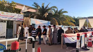 بالصور.. طوابير أمام لجان انتخابات الوادي الجديد في اليوم الثاني لجولة إعادة الشيوخ