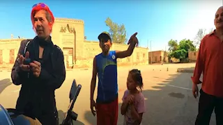 "إحنا هنساعدك".. جدعنة الأهالي مع أجنبية بعد التحرش بها في مقابر الشافعي- فيديو