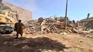 "صرخات تحت الأنقاض".. تفاصيل مأساوية في انهيار عقار أبو شيل بأسيوط (فيديو وصور)  