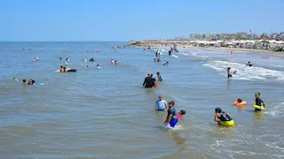 بورسعيد تحتفل بالصيف.. شواطئ وجبال الملح تعج بالمصطافين (صور)  