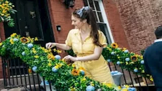 أبهرت المارة.. فتاة في نيويورك تحول واجهة منزلها القبيحة إلى تحفة فنية