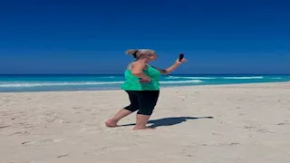 على البحر مع نسرين أمين.. سوسن بدر تودع آخر أيام الصيفية 