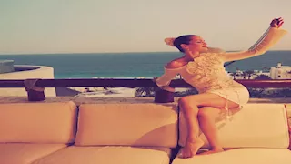 " سرير مُزين وطرحة على فستان قصير".. سيلينا جوميز تستعد لتوديع العزوبية وسط الأصدقاء