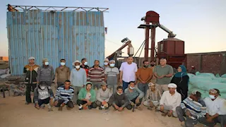 محافظ الوادي الجديد يصرف مكافأة للعاملين بمصنع لتدوير مخلفات النخيل