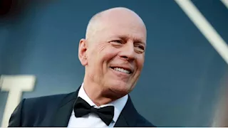 تدهورت حالته الصحية.. نقل النجم العالمي بروس ويليز لدار رعاية