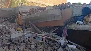 مصرع أب ونجله وإصابة 3 آخرين في انهيار منزل بأسيوط (صور)
