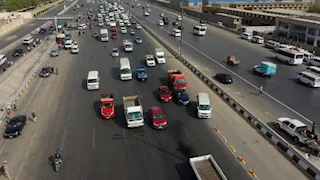 سيارة نقل جماعي تقتحم مسار BRT وتصطدم بالحاجز الخرساني على الدائري