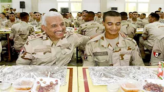 وزير الدفاع يلتقي مقاتلي الجيش الثاني ومعهد ضباط الصف