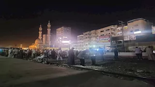 جثث بلا ملامح.. سوهاج تودع 4 ضحايا بينهم طفلة في مأساة قطار الصعيد (صور)