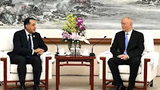 "مدبولي" يدعو الشركات الصينية للاستثمار في صناعات السيارات الكهربائية 