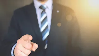 مدير شركة يفقد أعصابه بسبب تصرف موظف.. لن تتوقع ما فعله