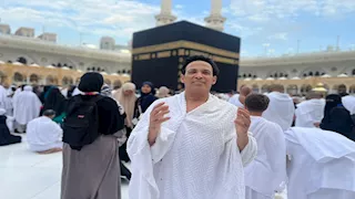 سعد الصغير يؤدي مناسك العمرة.. والجمهور: "ادعيلي واخلع الباروكة"