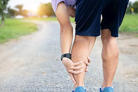 تشنجات الساق المفاجئة.. اعرف أسبابها وكيفية التخفيف منها