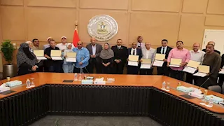 وزير الكهرباء يسلّم عدد من العاملين المتميزين شهادات تقدير ورحلات عمرة مجانية