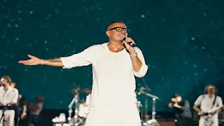 حلق ألماس وبنطلون شارلستون.. عمرو دياب يثير الجدل بصورة بالذكاء الاصطناعي