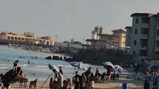 سباحة حتى الغروب.. الرايات الصفراء ترفرف على شواطئ الإسكندرية- صور