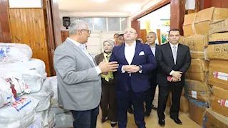 بالصور- معرض لتوزيع الزي المدرسي على أبناء الأسر الأولى بالرعاية في بني سويف