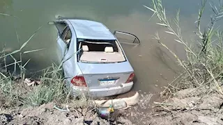 بالصور- وفاة أب وإنقاذ ابنه بعد سقوط سيارتهما في ترعة بكفر الشيخ