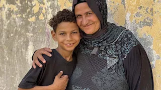 طفل بعقل AI.. علي "عبقري رياضيات" يحارب الفقر بمسح زجاج السيارات (صور)