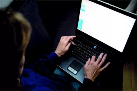 ماذا يحدث لعينيك عند استخدام الكمبيوتر في الظلام؟