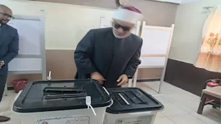 بالصور- مفتي الجمهورية يدلي بصوته في انتخابات مجلس الشيوخ بكفر الشيخ