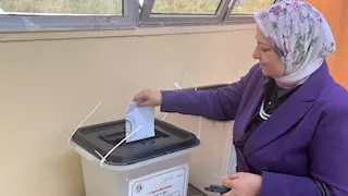 نائب وزير الكهرباء تدلي بصوتها في انتخابات مجلس الشيوخ