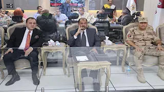 من داخل غرفة العمليات.. محافظ سوهاج يتابع انتخابات مجلس الشيوخ - صور