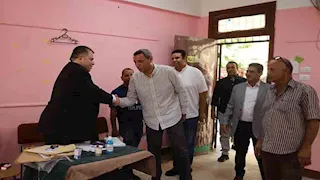 انتخابات الشيوخ بالسويس.. محافظ المدينة يتابع سير التصويت ميدانيًا - صور