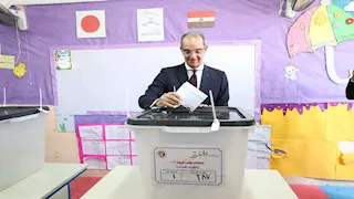 وزير الاتصالات يدلي بصوته في انتخابات مجلس الشيوخ ويدعو المواطنين للمشاركة