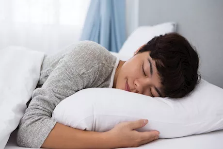 لماذا تشعر بتورم في يديك بعد الاستيقاظ وكيف تتخلص منه بشكل طبيعي؟