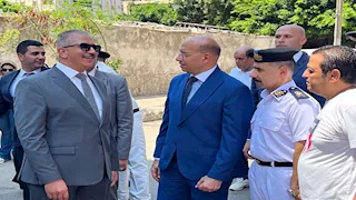 "شدو حيلكم يا رجالة".. مدير أمن بورسعيد يتفقد قوات تأمين لجان انتخابات الشيوخ - صور