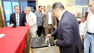 محافظ الشرقية يدلي بصوته بانتخابات الشيوخ: الإقبال يعكس وعي المواطنين (صور)