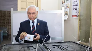 رئيس جامعة المنيا يدلي بصوته في الشيوخ ويدعو للمشاركة الوطنية (صور)