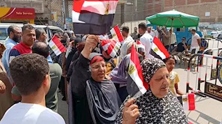 بأعلام مصر.. سيدات يهتفن أمام لجنة مدرسة أحمد زويل في كفر الشيخ - صور 