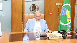 "هي تكية؟".. محافظ المنيا يوبخ مدير مدرسة حوّل فصلا دراسيا إلى مكتب شخصي- صور