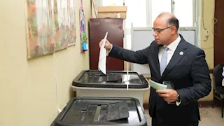 رئيس الرقابة المالية يُدلي بصوته في انتخابات مجلس الشيوخ 2025