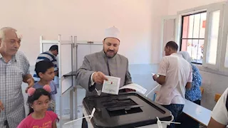 رئيس لجنة الفتوى بالأزهر يدلي بصوته في انتخابات مجلس الشيوخ بالإسكندرية - صور