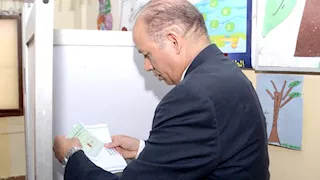 رئيس جامعة المنصورة يُدلي بصوته في انتخابات مجلس الشيوخ