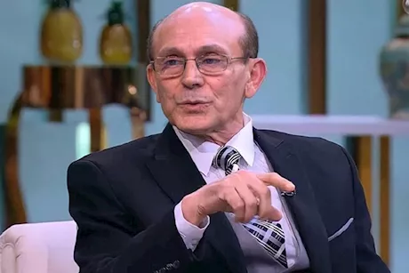 مصدر مقرب يكشف سبب نقل الفنان محمد صبحي للمستشفى 