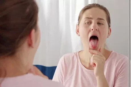 نقص فيتامين ب 12.. هل تغيرات اللسان والتنميل علامة عليه؟