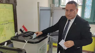 رئيس جامعة الإسكندرية يُدلي بصوته في انتخابات مجلس الشيوخ - صور 