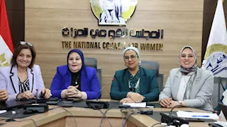 وزير الأوقاف يلتقى بالمتابعين المحليين لـ"قومي المرأة" خلال الإدلاء بصوته بانتخابات الشيوخ