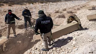 في قبر جماعي.. العثور على 32 جثة مقطوعة بالمكسيك