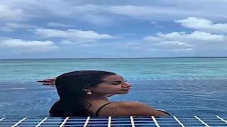 "بفستان جريء".. منة عرفة تنشر صور لرحلتها أمام البحر في الإسكندرية