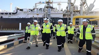 وزير البترول يتفقد بدء تجارب التشغيل لسفينة التغييز"إنرجوس فورس" بميناء العقبة