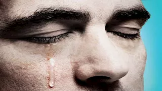   أضرار غير متوقعة لـ كبت البكاء.. أبرزها جفاف العين والصداع  