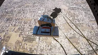 استمرار الإسقاط الجوي المصري للمساعدات الإنسانية على غزة- صور وفيديو